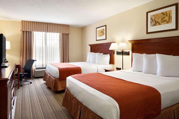 2 Queen Beds Accessible (6 of 8)