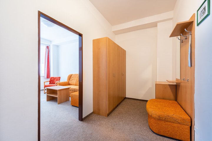 Room 8 of 100