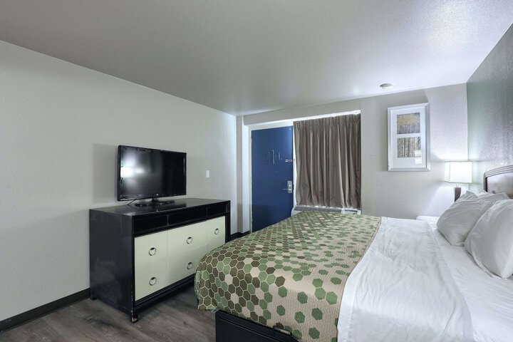 1 King Bed Efficiency (20 of 21)