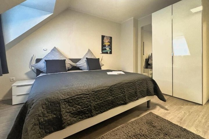 Room 33 of 60