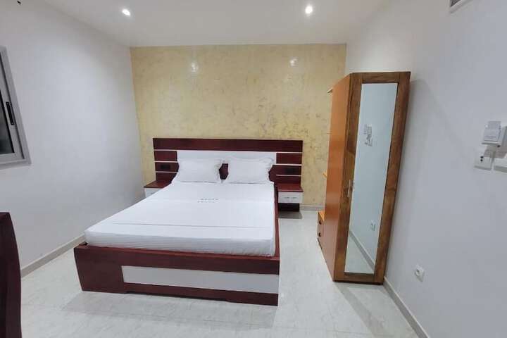 Room 4 of 12