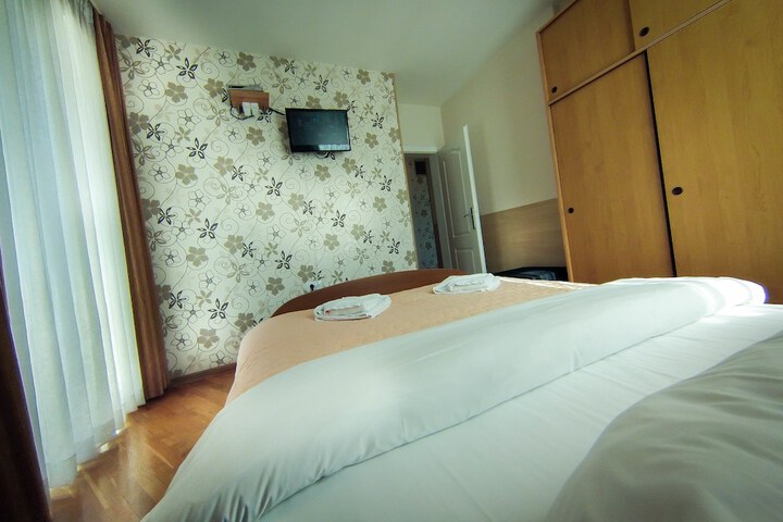 Room 33 of 64