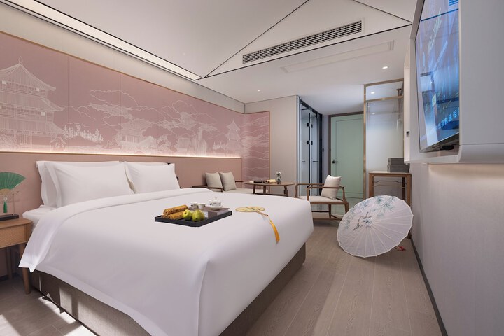 Room 8 of 33