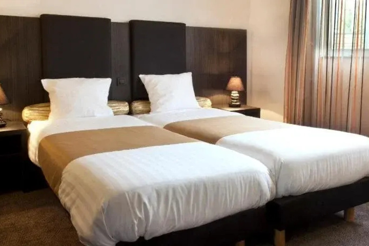 Room 4 of 7