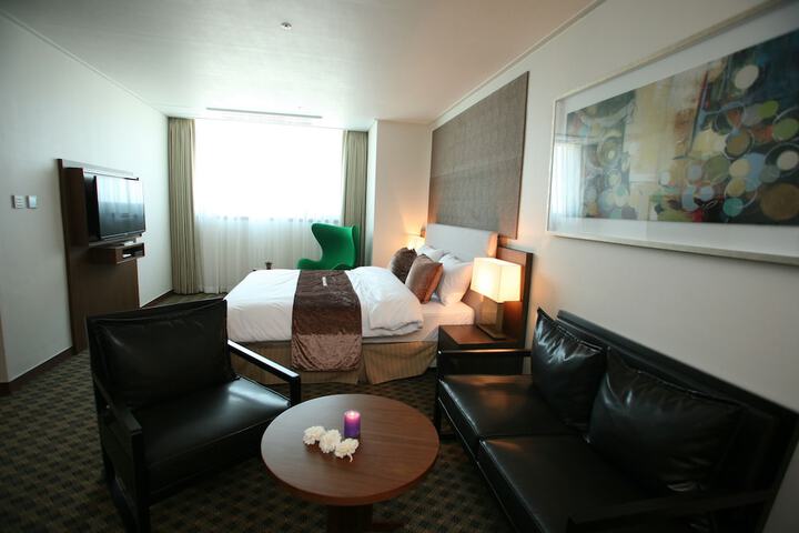 Room 28 of 83