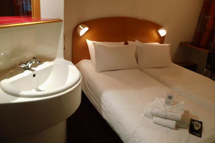 Room 6 of 32