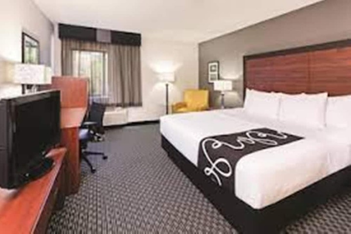 1 King Bed (16 of 18)