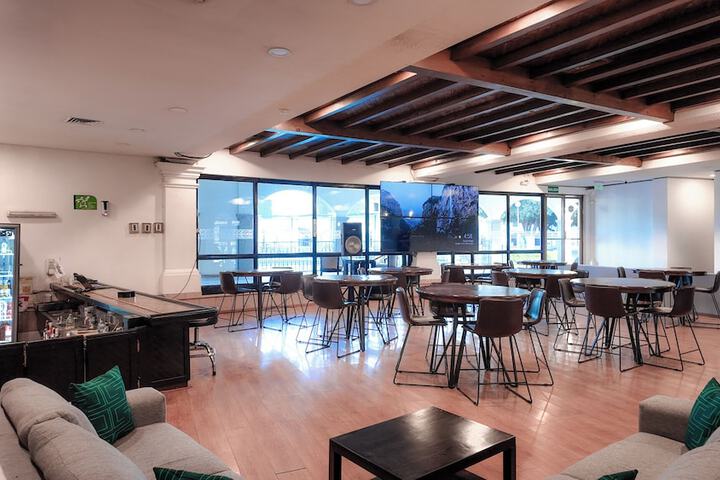 Lounge 166 of 215
