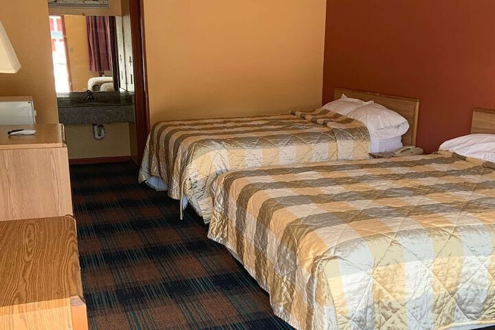 2 Queen Beds (7 of 13)