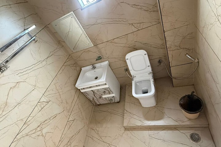 Room 13 of 18