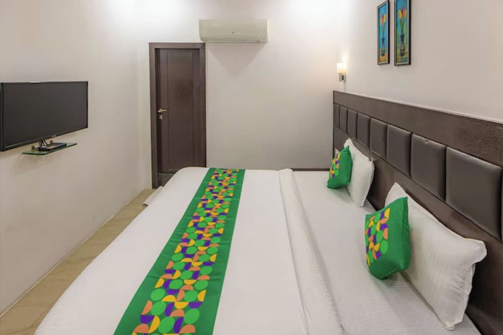 Room 13 of 28