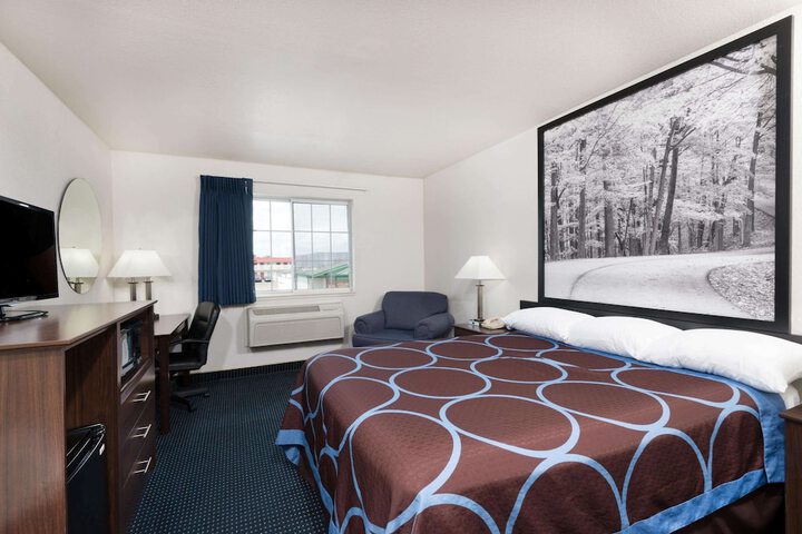 1 Queen Bed (7 of 7)