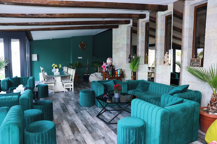 Lounge 118 of 133