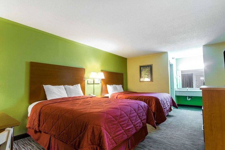 2 Queen Beds (10 of 13)