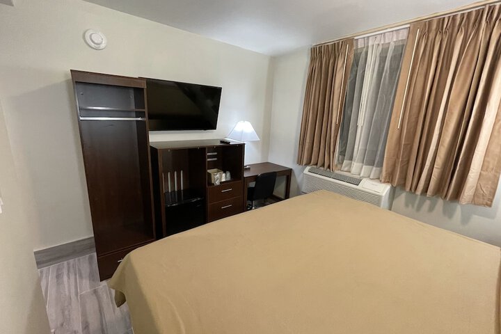 1 Bedroom Deluxe Single King Bed (7 of 8)