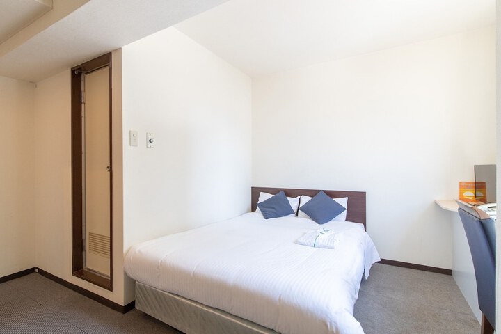 Room 28 of 100