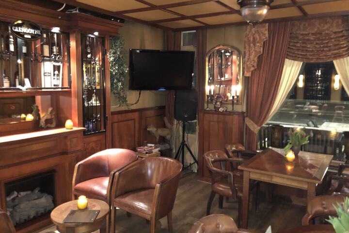 Lounge 134 of 139