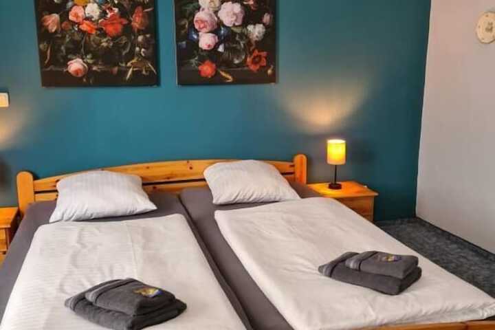 Room 4 of 43