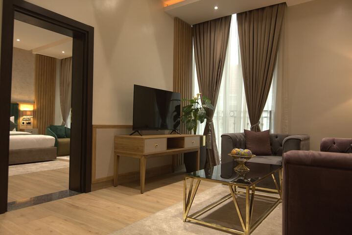 Room 10 of 12