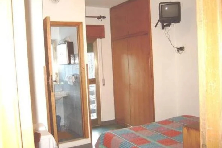 Room 5 of 11