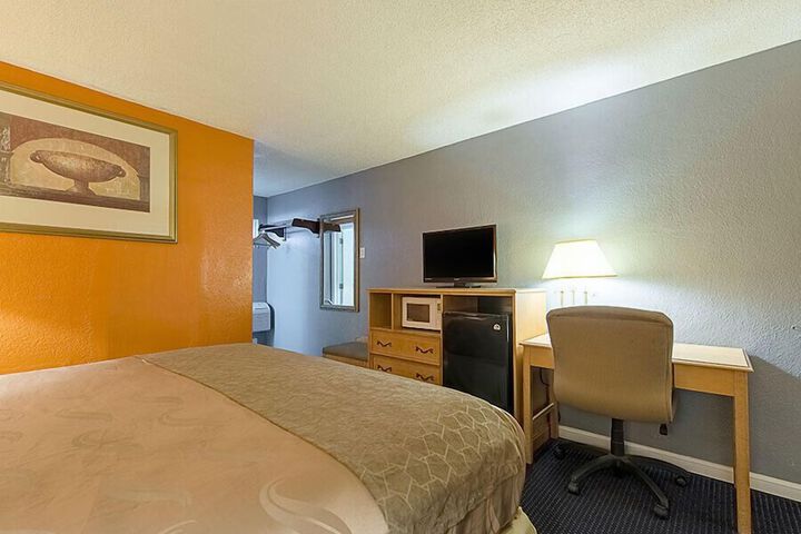 Room 10 of 26