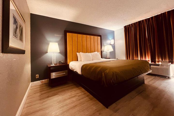 1 King Bed (1 of 21)