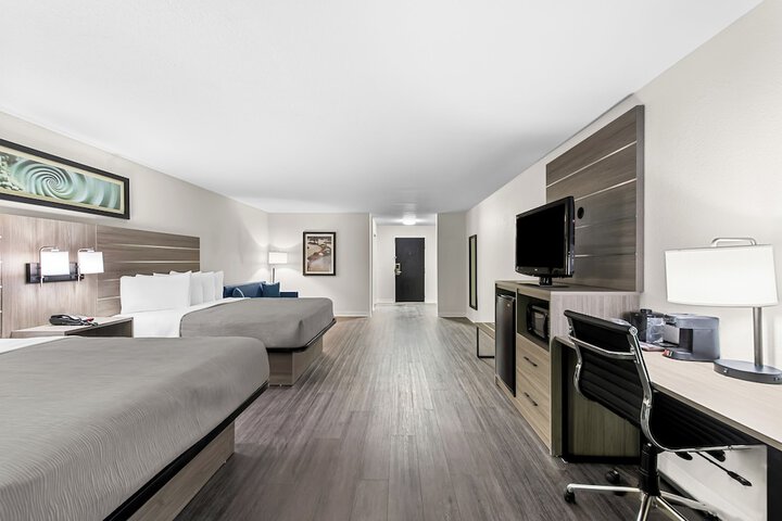2 Queen Beds (1 of 8)
