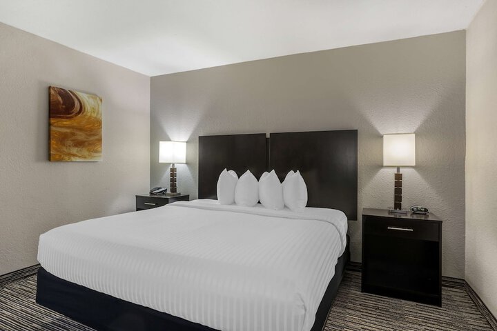 1 King Bed Microwave and Refrigerator WiFi Full Breakfast (4 of 22)