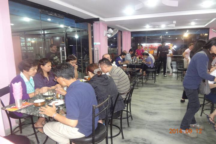 Dining 2 of 8
