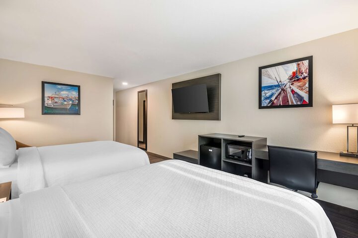 2 Queen Beds Microwave and Refrigerator Full Breakfast (7 of 13)