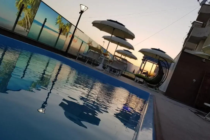 Pool 10 of 15