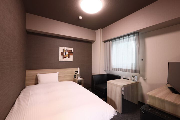 Room 11 of 28
