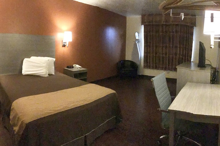 Room 4 of 16
