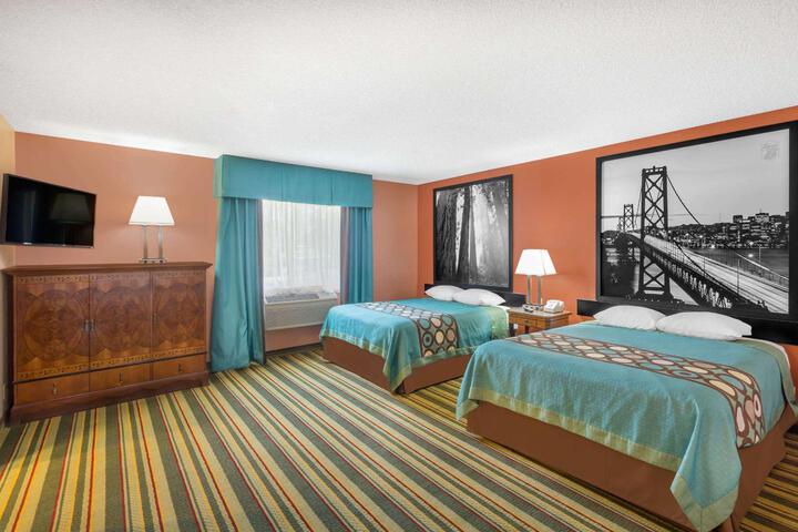 1 Queen Bed (13 of 16)