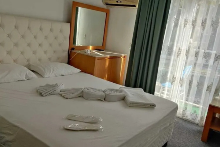 Room 4 of 9