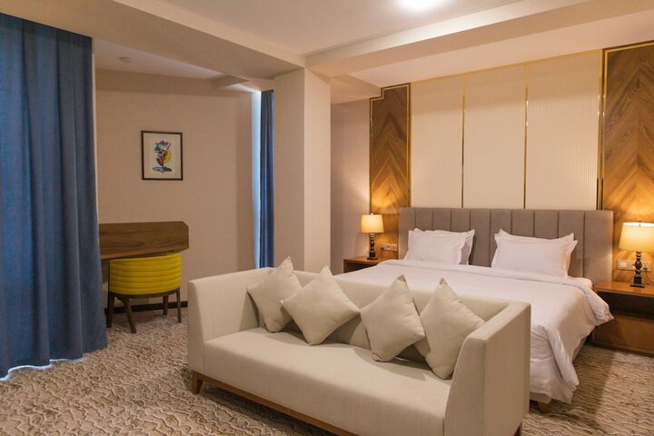 Room 4 of 83