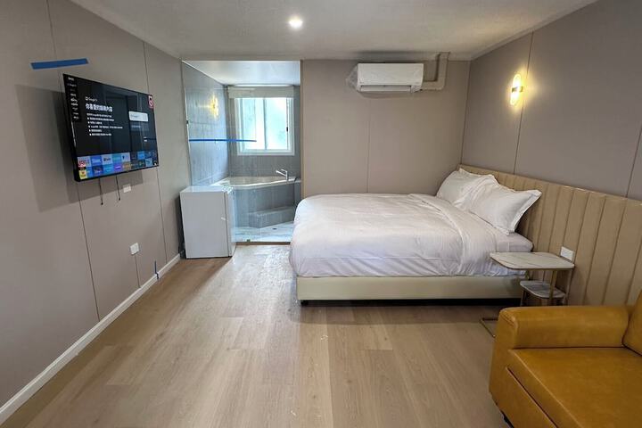 Room 3 of 33