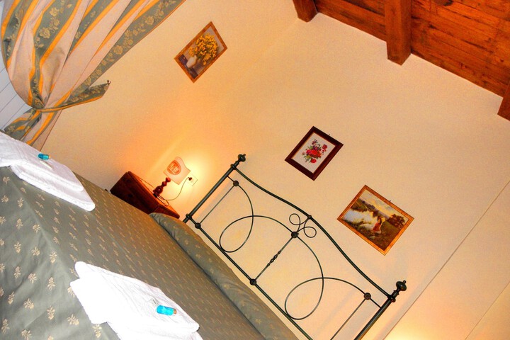 Room 4 of 73