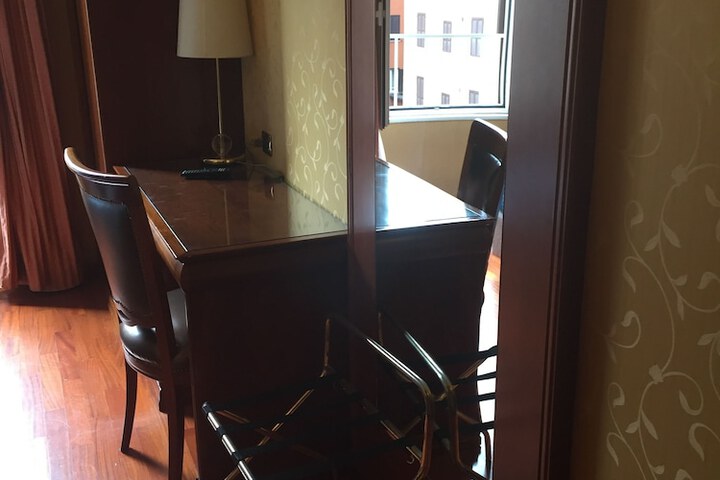 Room 10 of 48