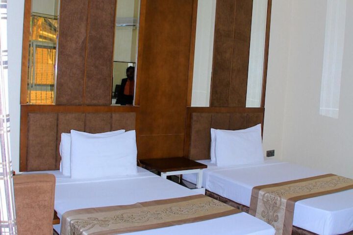 Room 4 of 12