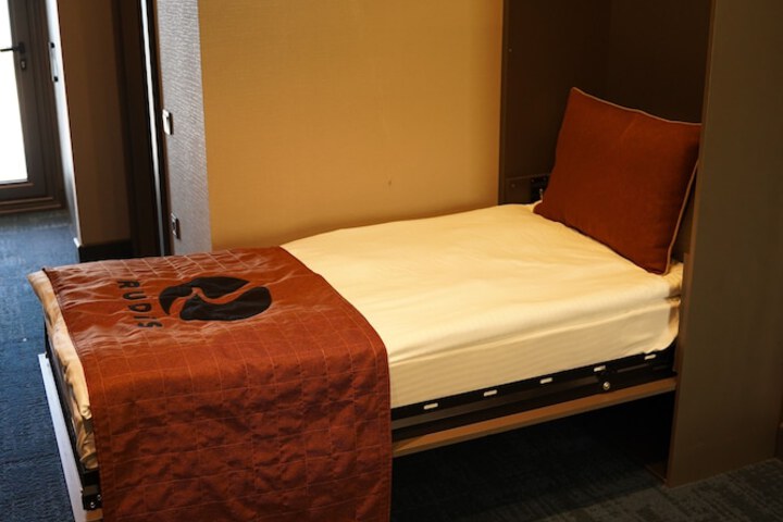 Room 32 of 75