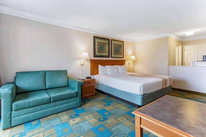 1 King Bed Deluxe Accessible Room Courtyard View (10 of 12)