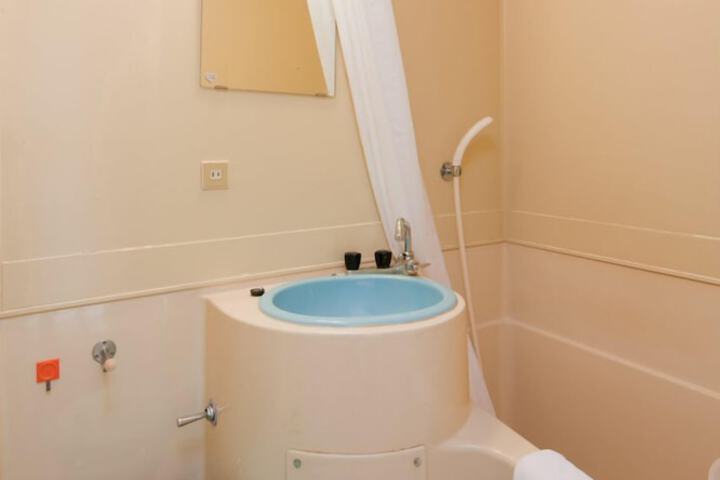 Room 6 of 24