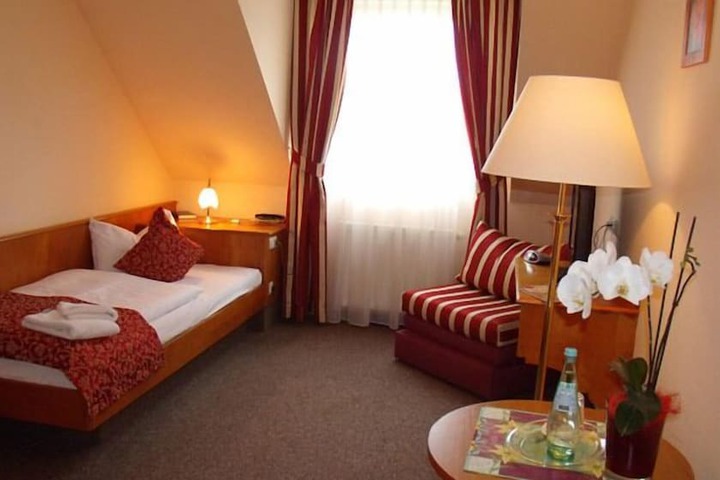 Room 7 of 25