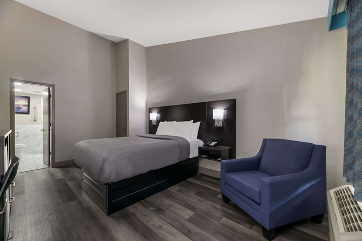 1 Queen Bed (7 of 12)