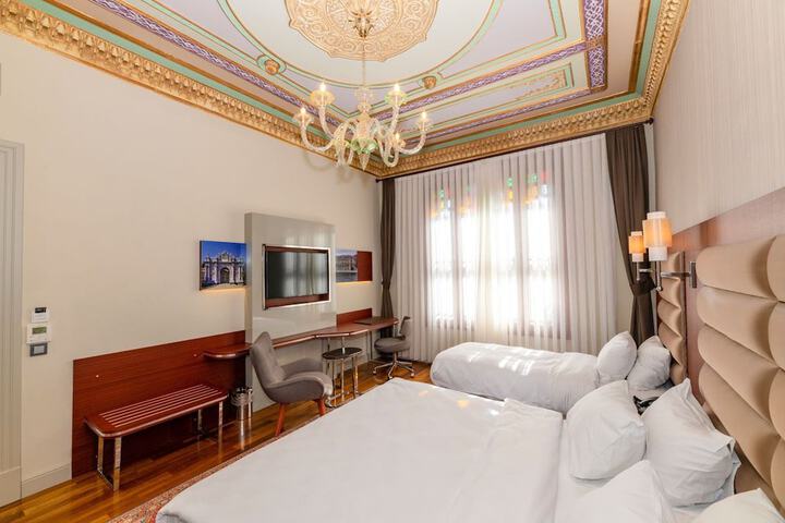 Room 53 of 102