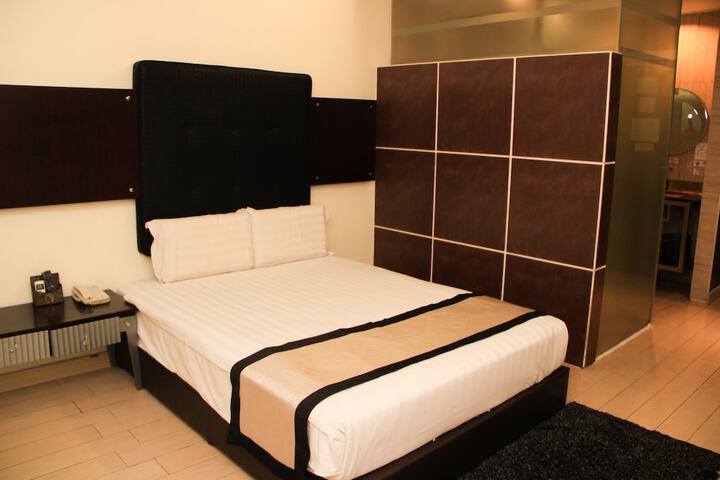 Room 28 of 82