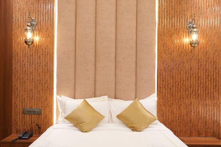 Room 6 of 28