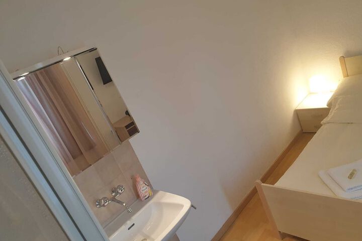 Room 18 of 28