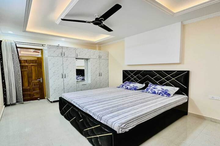 Room 5 of 11